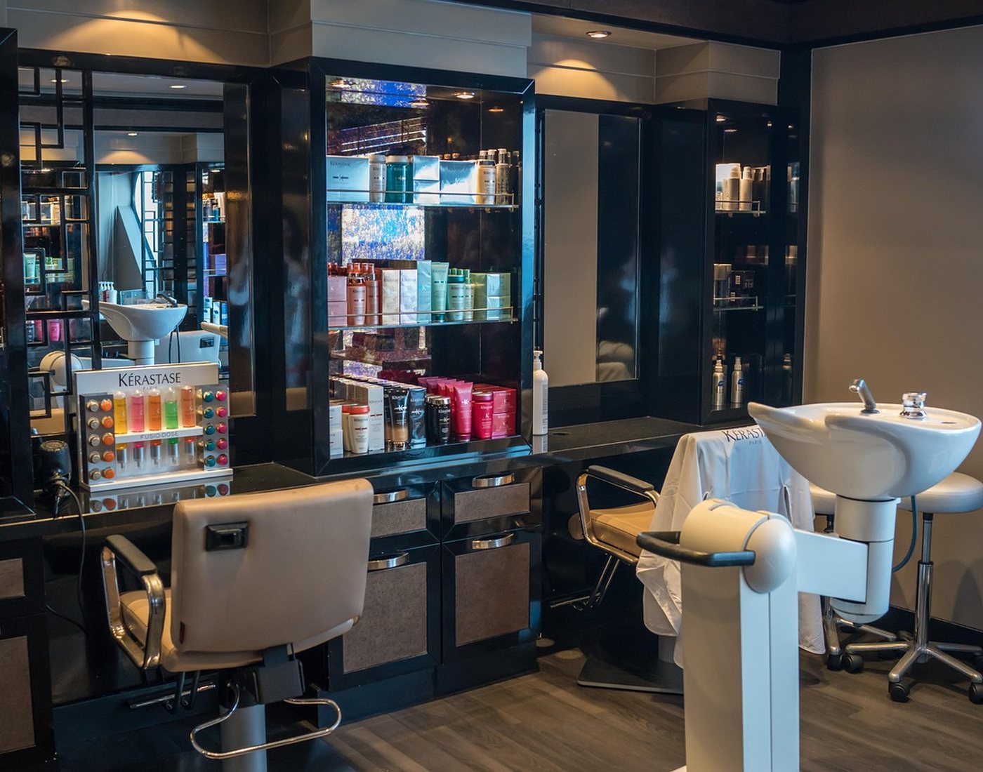 Intérieur lumineux et épuré d’un institut de beauté