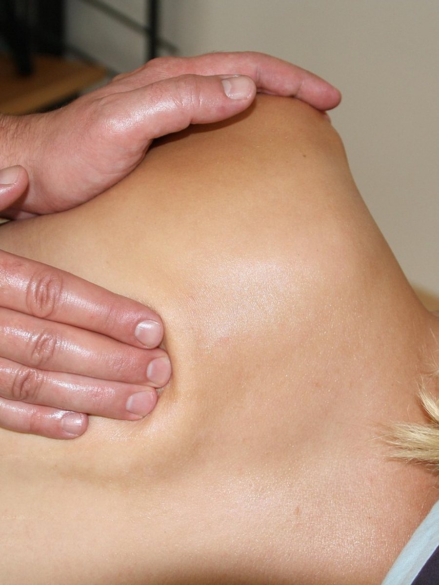 Massage du dos relaxant en cabine