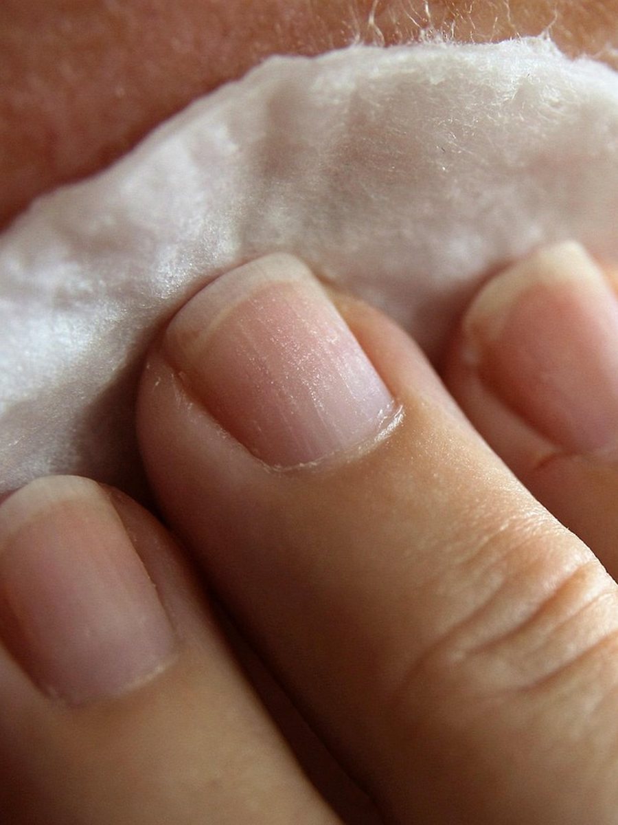 Soin du visage : nettoyage de la peau au coton